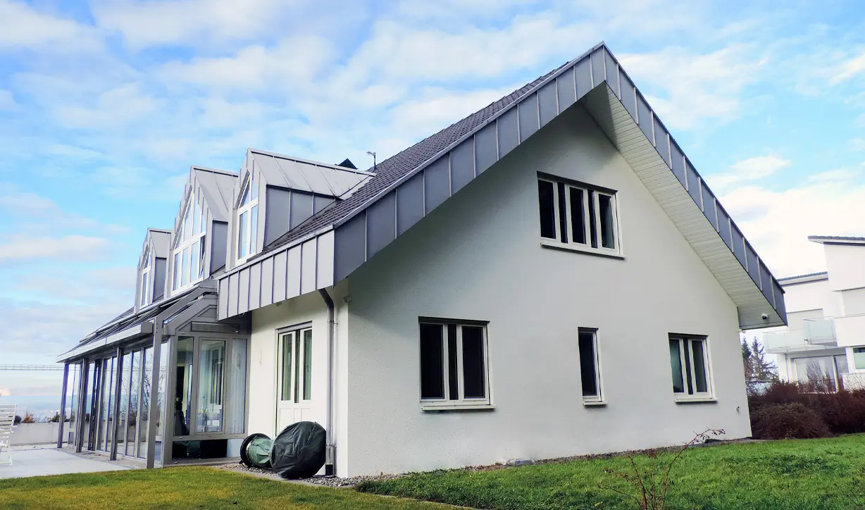 Erfahrener Immobilienmakler Schwarzwald-Baar: verkauftes weißes Einfamilienhaus mit Satteldach und Rasenfläche