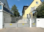 Repräsentative Luxus-Stadtvilla mit Garagenhaus und parkähnlichem Grundstück - Toranlage geschlossen