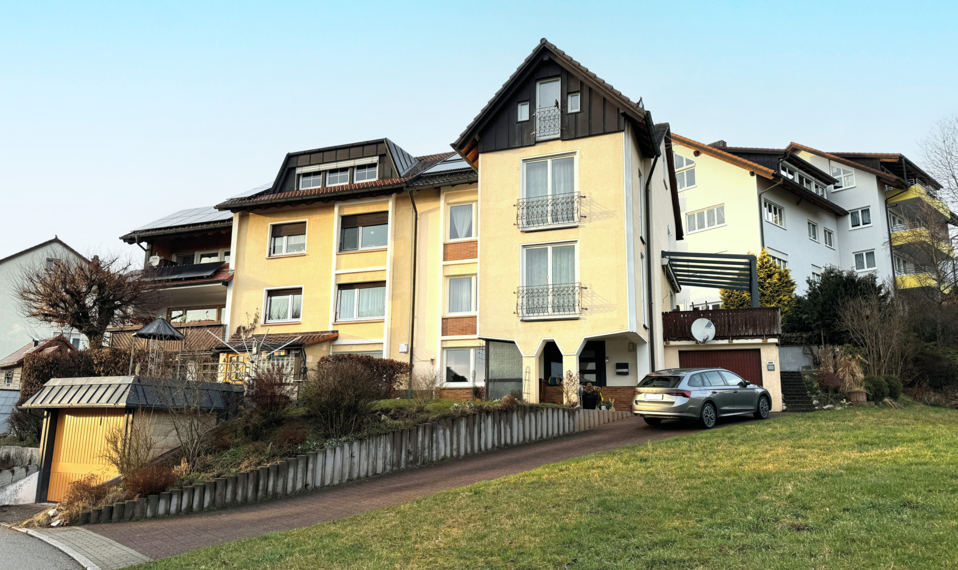 Attraktive Doppelhaushälfte in sonniger Süd-Ost-Lage nebst Garage, 78112 St. Georgen, Doppelhaushälfte