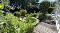Attraktives 1-2-Familien-Haus nebst 2 Garagen und Stellplätzen in ruhiger und naturnaher Wohnlage - Garten/Terrasse