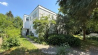 Attraktives 1-2-Familien-Haus nebst 2 Garagen und Stellplätzen in ruhiger und naturnaher Wohnlage - Hausansicht-Eingang