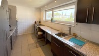 Attraktives 1-2-Familien-Haus nebst 2 Garagen und Stellplätzen in ruhiger und naturnaher Wohnlage - Küche OG