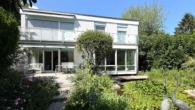 Attraktives 1-2-Familien-Haus nebst 2 Garagen und Stellplätzen in ruhiger und naturnaher Wohnlage - Hausansicht-Garten