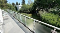 Attraktives 1-2-Familien-Haus nebst 2 Garagen und Stellplätzen in ruhiger und naturnaher Wohnlage - Balkon OG