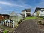 Attraktives, freistehendes 2-Familien-Haus mit großer Garage - Gartenansicht