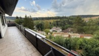 Attraktive 3½-Zimmer-Eigentumswohnung mit Panoramablick - Balkonsicht 01